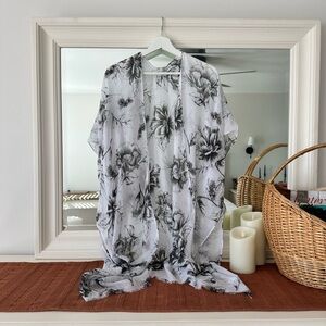 Woven Heart Black & White Floral Kimono